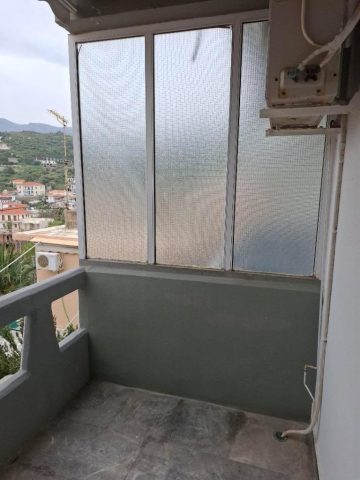 Μπαλκόνι Δωματίου Αρ. 1 Μικρό εξωτερικό μπαλκόνι του Δωματίου 1 στο EVDOXIA Hotel, με προστατευτικό διαχωριστικό, κλιματιστική μονάδα και θέα προς τον οικισμό και το βουνό.